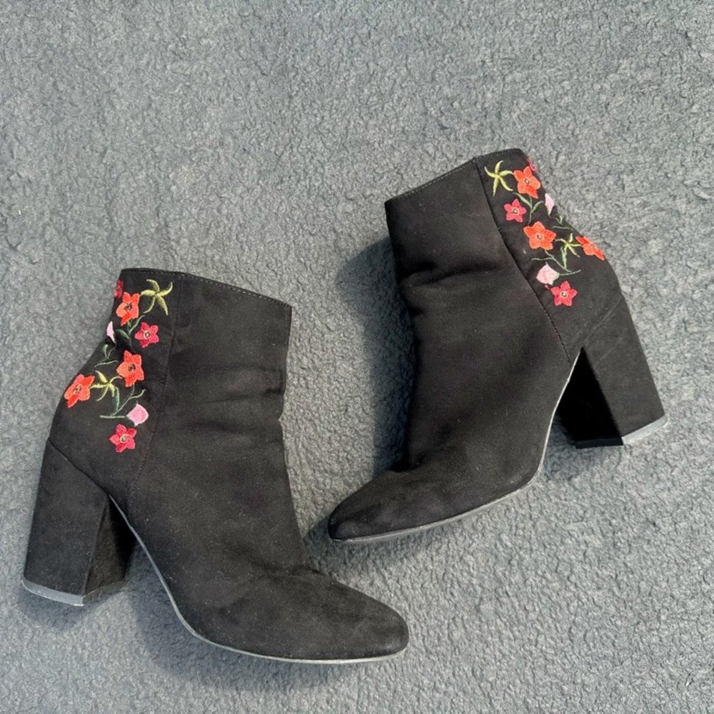 Abound heeled boots with Flower Design